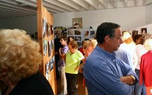 Ayer se inauguró una exposición de fotografías en el local de El Foxacu. ::                             ADRI QUINTANA