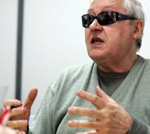 Vicente Santarúa, artista, en la redacción de LA VOZ DE AVILÉS. ::                             ADRI QUINTANA