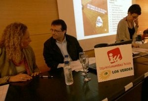 Parrila conversa con la consejera de Bienestar, Noemí Martín. ::
S. LÓPEZ