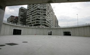 Interior de la glorieta que será estrenada hoy, todavía sin la ornamentación vegetal que está programada en la encrucijada de paseos junto al puente del Piles. ::                             PAÑEDA