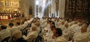 Algunos de los sacerdotes asistentes a la misa crismal, presidida por el arzobispo de Oviedo, Jesús Sanz, que se celebró en la catedral de Oviedo. ::                             MARIO ROJAS