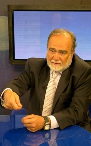 Julio Bobes, ayer, durante su intervención en Canal 10. ::                             N. E.