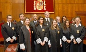 El primer término las cinco magistradas. Por la izquierda, Estrella María González, Virginia Fernández, Beatriz Fernández, Noemí Rodríguez y Emma Rodríguez Díaz, junto a Viadu y otros jueces. ::
MARIO ROJAS