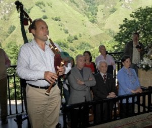 'El Pravianu', durante su actuación en la cueva. ::
J. PETEIRO