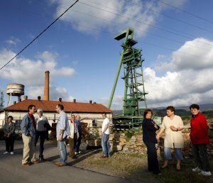 Vista general del solar de Naval Gijón, con su dique seco inundado y algunos de los edificios y naves que conserva. ::                             LUIS SEVILLA