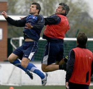 César Negredo, a la derecha, durante un entrenamiento. ::                             MARIO ROJAS