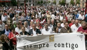 Representantes de colectivos ciudadanos sostienen la pancarta delante de los cientos de maliayos que acudieron a la protesta. ::                             PALOMA UCHA