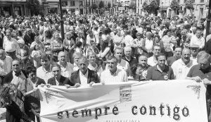 Representantes de colectivos ciudadanos sostienen la pancarta delante de los cientos de maliayos que acudieron a la protesta. ::
PALOMA UCHA