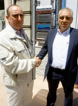 José María Tejero y José Luis Rodríguez a la salida de la Notaría de la calle Rui Pérez. ::
MARIETA