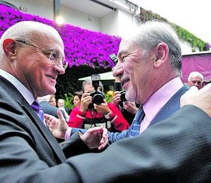 José Oliu saluda a Rodrigo Rato a su llegada. ::                             J. BILBAO