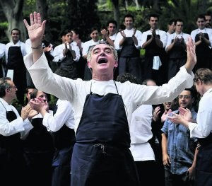 Ferran Adrià gesticula rodeado de su equipo y cocineros. ::
AFP