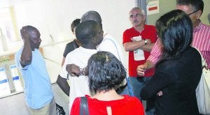 F. B. es abrazado por el presidente de Africanos Asociados, Izidro Monteiro, a la salida del juzgado. ::
SERGIO LÓPEZ