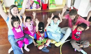 Varios asistentes al campamento del colegio Andolina, ayer, con dos de sus «acompañantes», Rosalía Hall y Gloria Suárez. ::                             JORGE PETEIRO