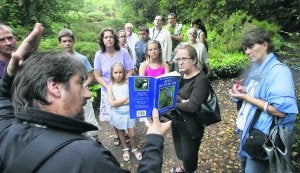Amador Vázquez muestra en la guía una de las aves que se pueden ver en el Botánico. ::                             PALOMA UCHA