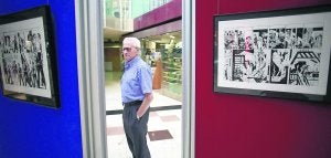 Un hombre contempla las láminas que Javier Olivares expone en El Atrio. ::
ANDRÉS CASTILLO