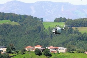 El helicóptero de la Guardia Civil sobrevuela los bosques cercanos a la sierra, donde se supone que se esconde Tomás Rodríguez. ::                             CITOULA