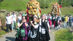 Cuatro mozas y otros tantos mozos sacaron desde Cabielles dos ramos de pan artesanal en el desfile en honor a San Cosme. ::
G. F. B.