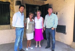Los ediles Francisco Blanco y Celso Ordiales, con Aida Artime y Carmen Lete, de la asociación de vecinos. ::
E. C.