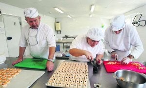 Preparación de los canapés en el servicio de catering de Vegapresas. ::
Á. PIÑA