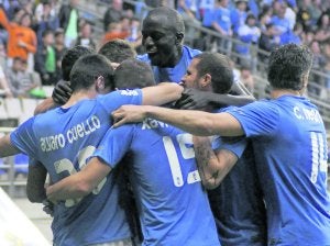 Los jugadores del Oviedo celebran en el Carlos Tartiere el segundo gol contra el Coruxo, firmado por Martins. ::                             JESÚS DÍAZ