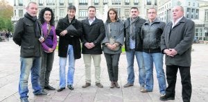 De izquierda a derecha, Jorge Fernández Cuesta, Úrsula Fernández, Raúl Cienfuegos, Juan Pablo Cabeza, Jenny Ruiz de los Mozos, Raúl Ruiz Lanza, Enrique Javier Álvarez y Valentín Pardo, reunidos en la ovetense plaza de La Escandalera. ::                             JESÚS DÍAZ