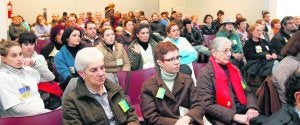 El salón de actos de la Casa de Cultura de Arriondas se quedó pequeño para albergar a las más de 120 personas que se acercaron para apoyar a los telecentros. ::                             NEL ACEBAL