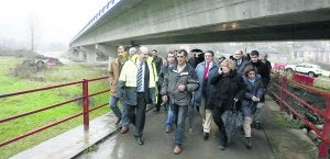 El viceconsejero de Infraestructuras, Juan Vega, ayer, durante su visita al tramo de carretera. ::
J. C. ROMÁN