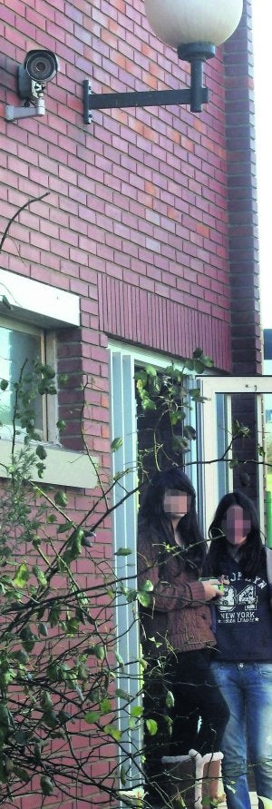 Dos alumnas del IES nº 1 de Gijón, bajo una de las cámaras. ::
CITOULA