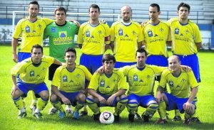 Una de las alineaciones del Muros Balompié en la presente campaña. ::
ANDRÉS CASTILLO