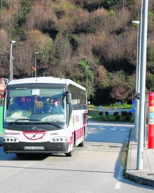 Un vehículo de Enferbús, ayer, a su paso por Santullano. ::
J. M. PARDO