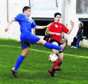 Dos futbolistas pelean por la posesión del esférico. ::
SERGIO LÓPEZ