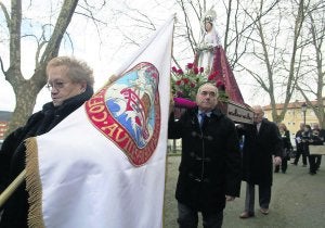 La Virgen de Las Mareas, llevada a hombros por miembros de la cofradía. ::                             ANDRÉS CASTILLO