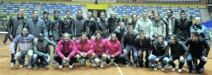 Los jugadores y planten técnico del Oviedo posan con el equipo español de la Copa Davis en el Palacio de Deportes. ::                             JESÚS DÍAZ