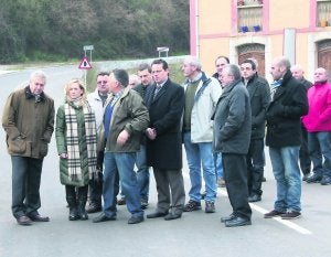 Por la izquierda, el director general de Carreteras, Juan Miguel Llanos, y la consejera de Fomento, María Isabel Marqués, con los alcaldes de Tineo, Marcelino Marcos Líndez y de Allande, José Antonio Mesa. ::
J. M. A.