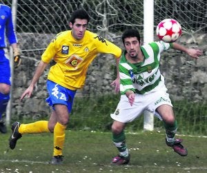Dos jugadores pugnan por el balón. ::
ANDRÉS CASTILLO