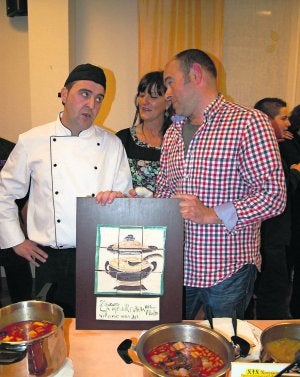 Manuel Parrondo, María José San Martín y Marino Vigón, de El Moreno, tras alzarse con el título de mejor fabada del mundo. ::                             L. I. A.