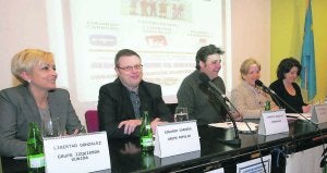Libertad González (IU), Eduardo Carreño (PP), Ignacio González, Tita Caravera y Begoña Fernández (PSOE), en la mesa redonda. ::
PAÑEDA
