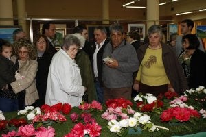 Asistentes a la exposición de camelias del año pasado. ::
J. M. PARDO