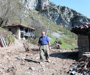 Mariano Hortal camina por el barrio pongueto de Biamón. ::
N. A.