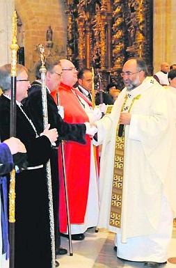 El arzobispo saluda a los hermanos mayores de las seis cofradías de la Semana Santa ovetense. ::                             J. DÍAZ
