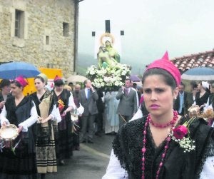 Más de medio centenar de aldeanas acompañaron a la Virgen. ::                             G. F.