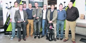 Pablo Fernández, Agustín Duarte, Rufino Ordóñez, Marco Mortera, Juan Carlos Camporro, Antonio Arias, de EL COMERCIO, Gonzalo Gil-Albert, Pablo González y Francisco J. Serrera, ayer, tras la entrega de premios en La Fresneda. ::                             PUFICICACIÓN CITOULA