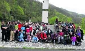 Las cuatro generaciones de turoneses, entre noventa y tres años, en el valle de donde es originaria su familia.