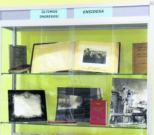 Fotografías y documentos de la antigua Ensidesa expuestos en una vitrina del Archivo Histórico Provincial, en Oviedo. ::                             JESÚS DÍAZ