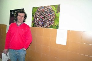 El profesor Bernardo Busto, con una de las fotografías de la exposición 'Fotopalabres'. ::
L.  I. A.