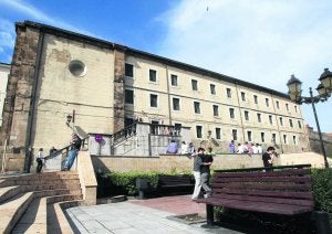 Fachada del emblemático edificio de Tabacalera, en la plaza de Arturo Arias, en pleno corazón de Cimadevilla. ::                             PIÑA