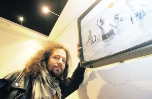 Antonio Aguilera, 'Tonay', posa junto a una de las obras que expone. ::
SERGIO LÓPEZ