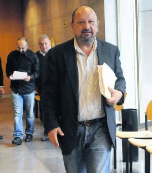 El todavía alcalde de Cudillero, el pasado día 9 de mayo, en los pasillos de la Audiencia Provincial de Oviedo. ::                             M. ROJAS