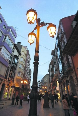 Farolas con tres puntos de luz en la calle de La Cámara. ::                             MARIETA