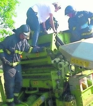 Los bomberos tuvieron que excarcelar el cuerpo de la víctima. ::                             E. C.